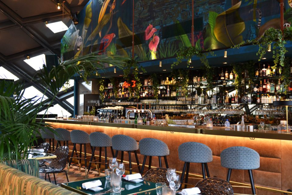 interieur bar met meubels