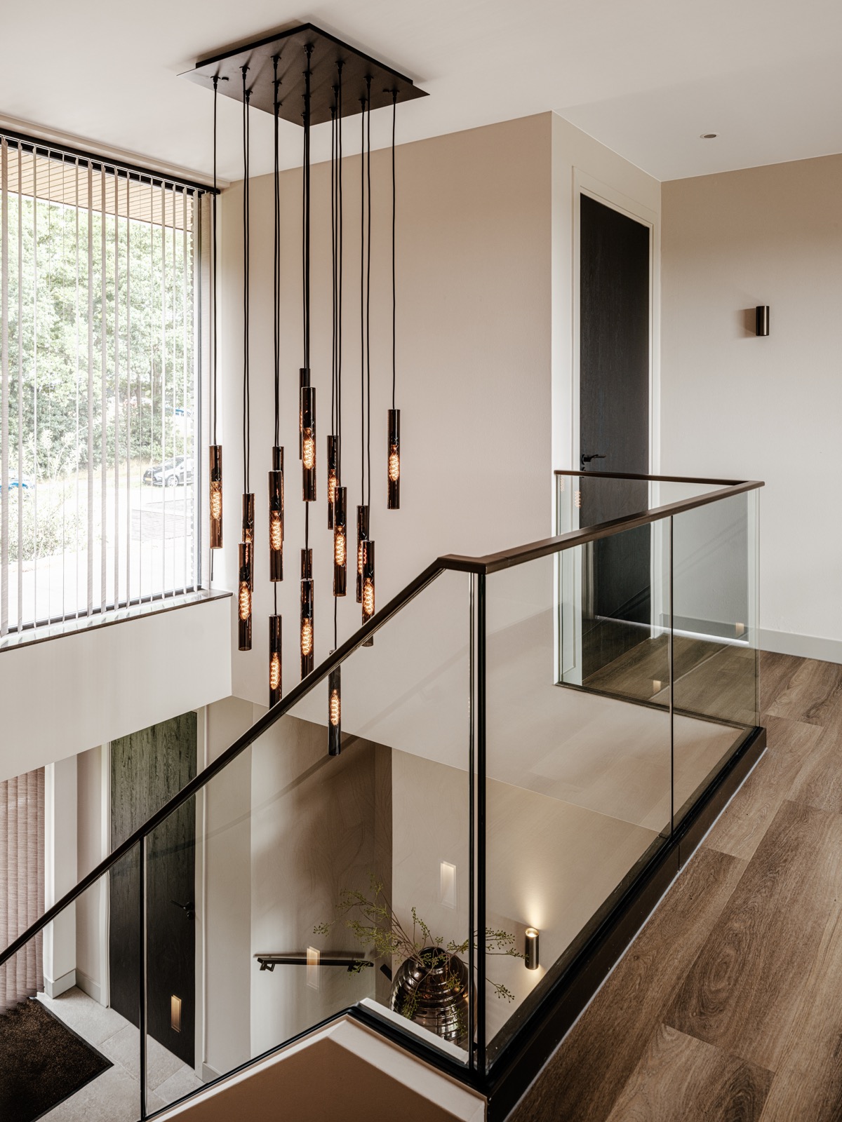 luxe trap met glazen balustrade
