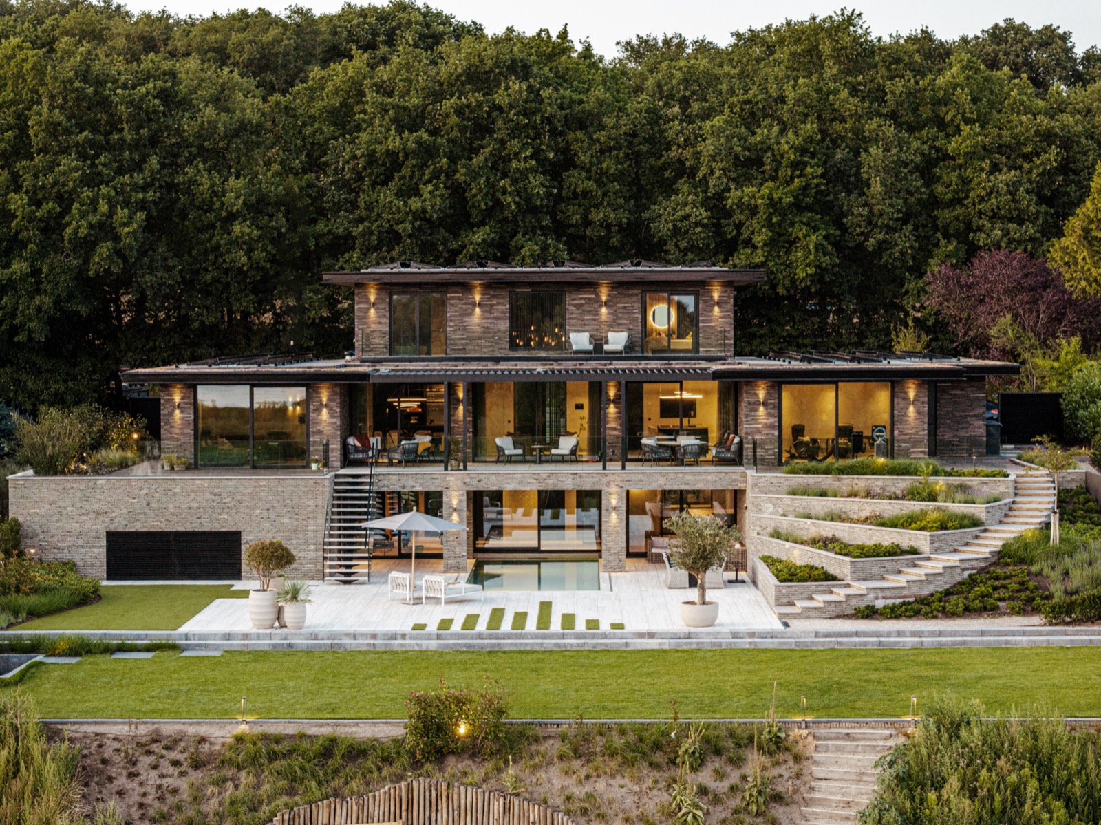 high-end villa met luxe tuin