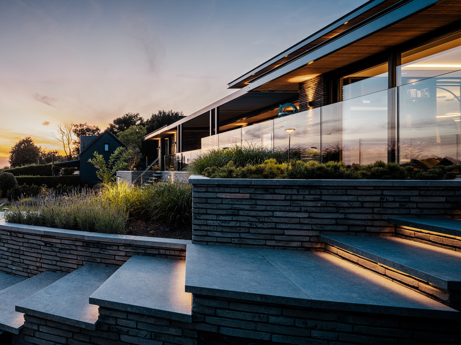 luxe villa met tuin met hoogteverschillen
