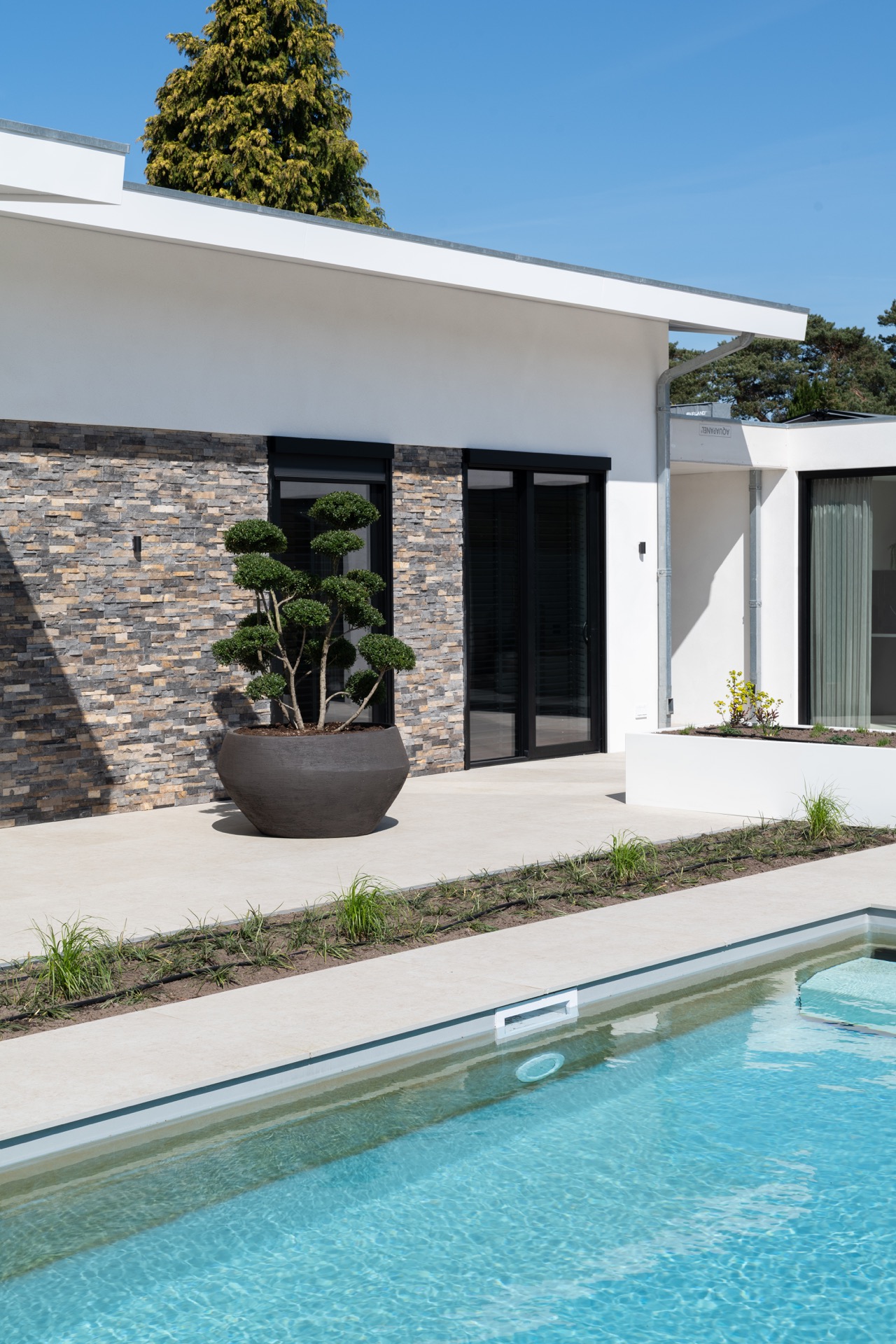 strakke villa met zwembad