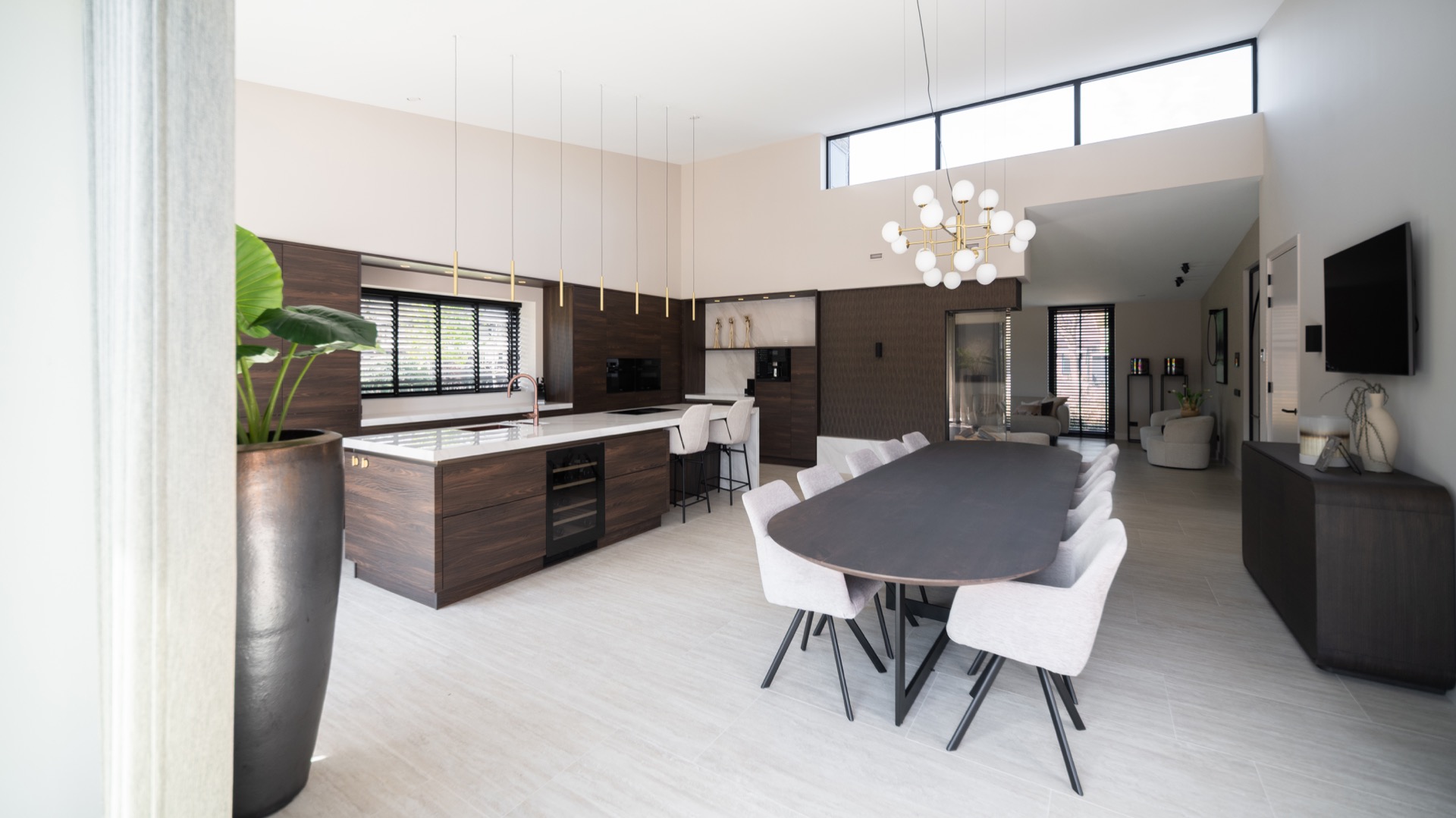 keuken inrichting met eettafel en stoelen