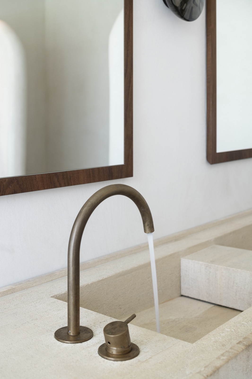 wastafel met high-end kraan