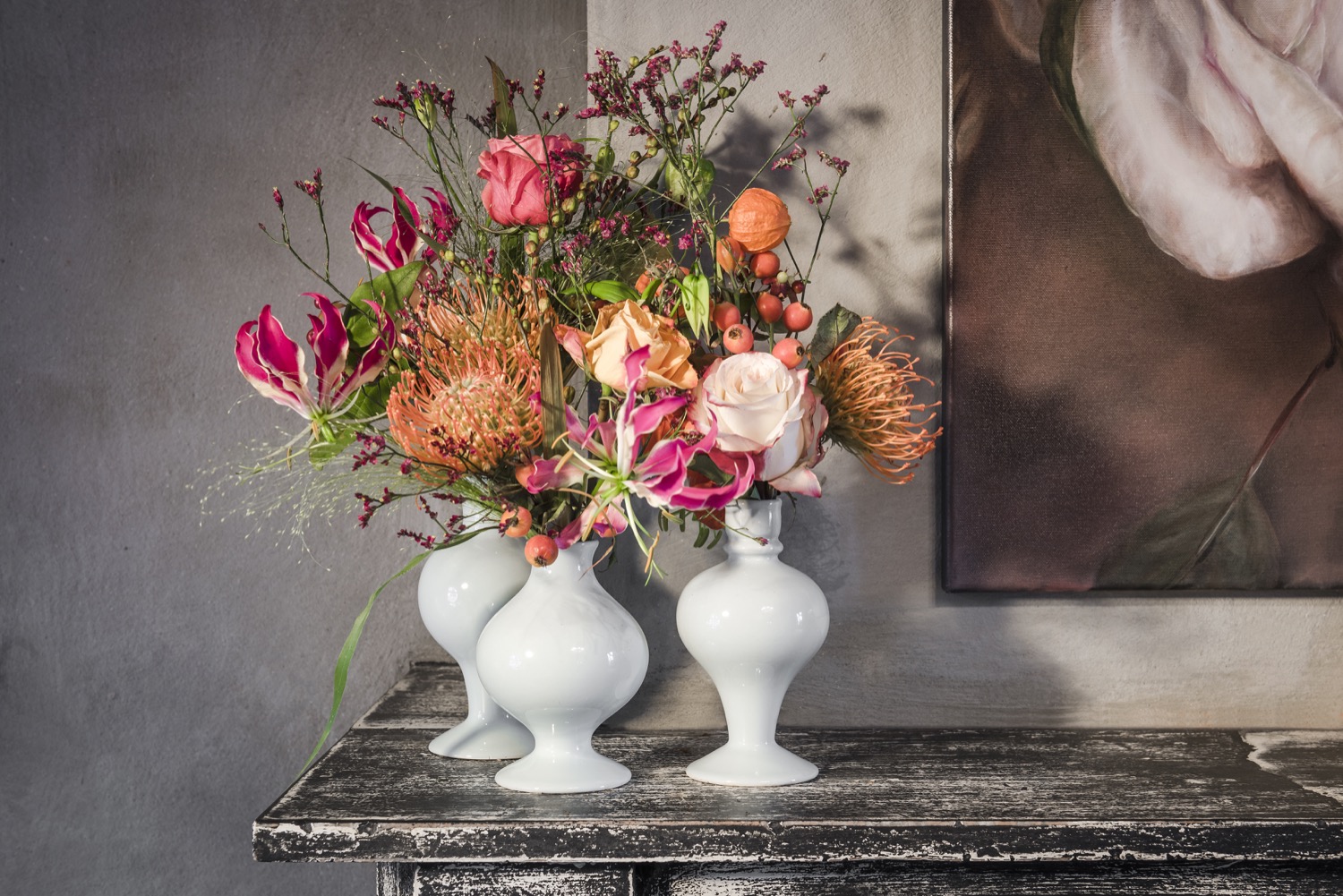 kast met vaas en bloemen