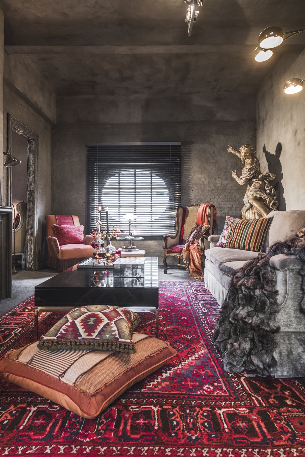 woonkamer met bank en tapijt