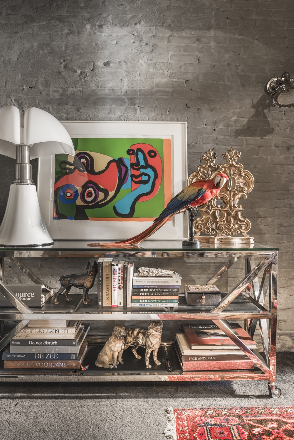 kast met boeken en kunst