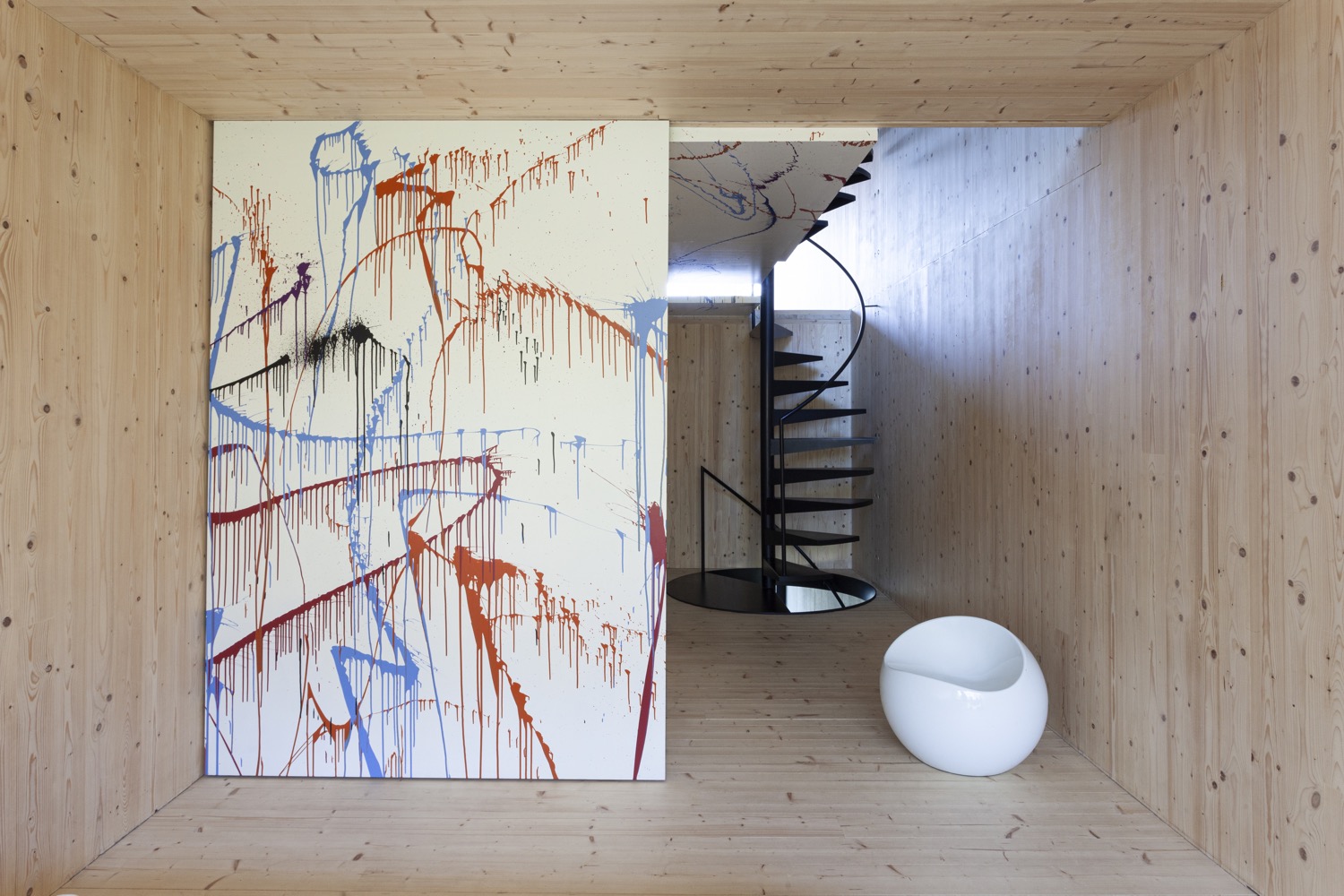 slaapkamer met moderne kunst