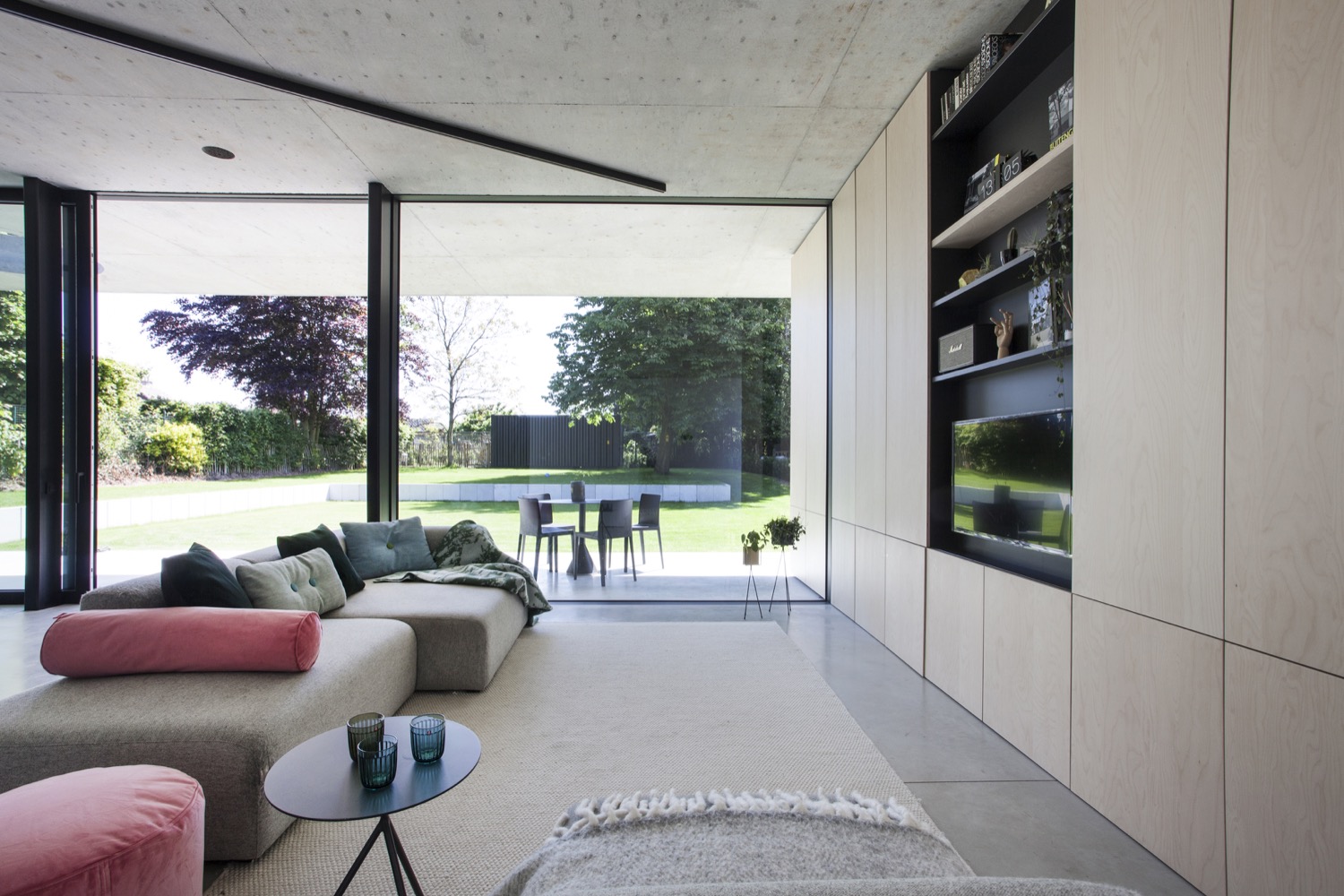 woonkamer met kastenwand