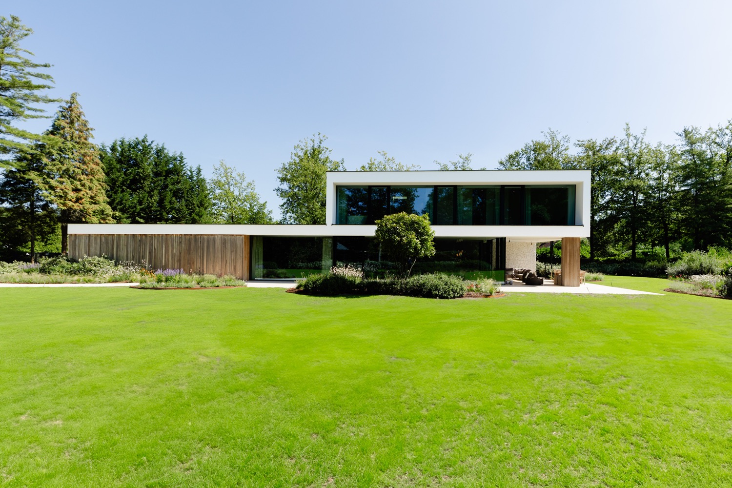 moderne villa in tuin