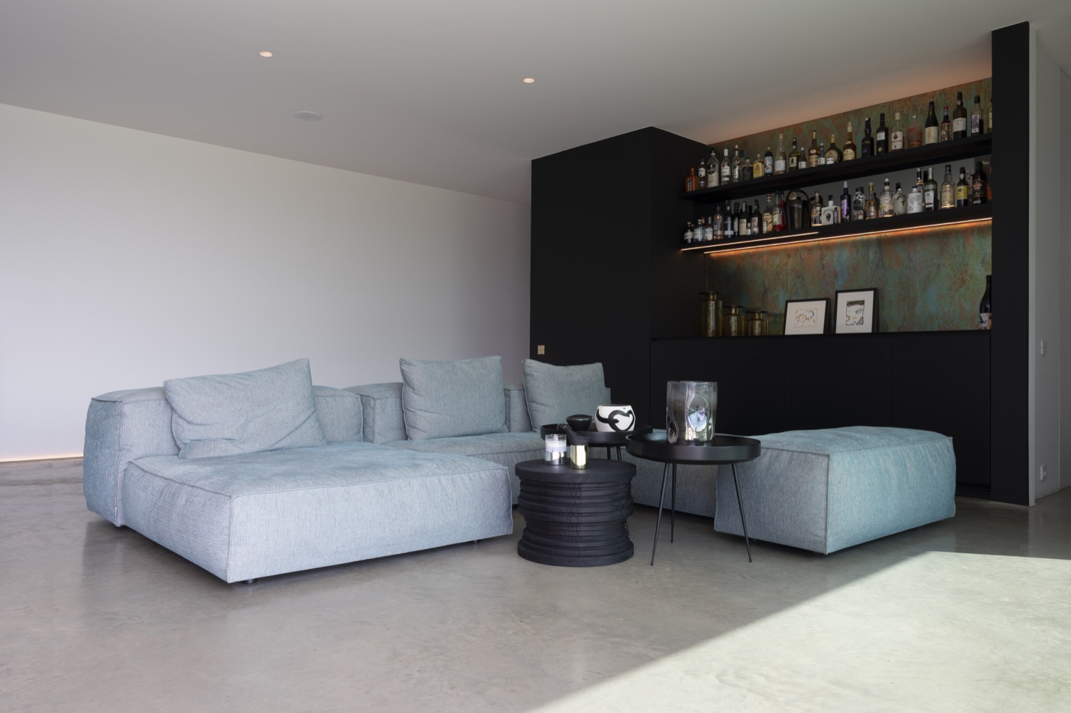 moderne bank in woonkamer