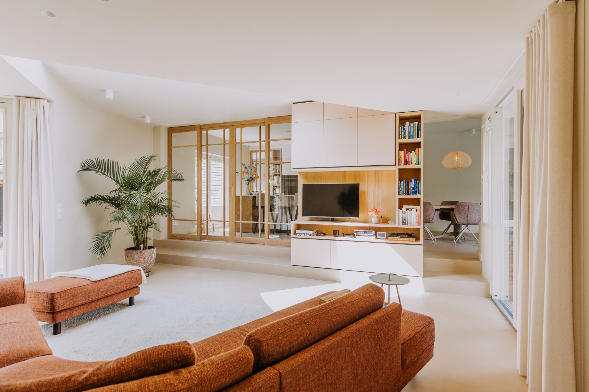 woonkamer met houten deur
