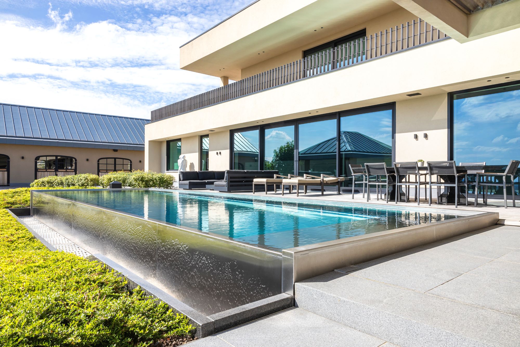 inox infinity pool