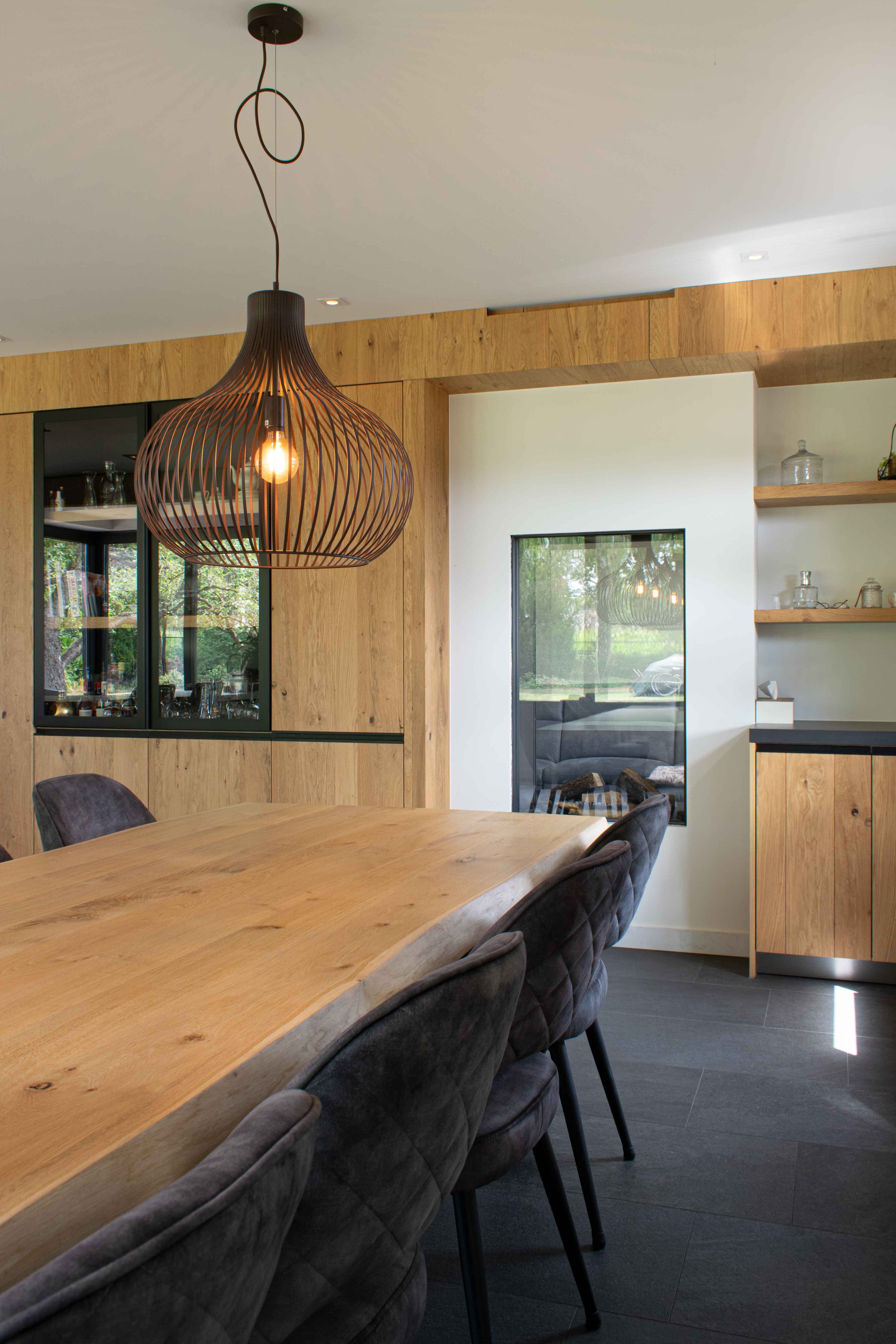 interieur woonkamer met haard