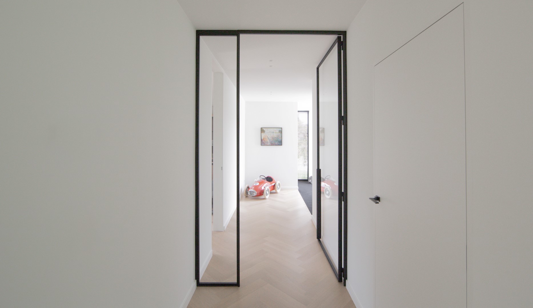 interieur gang met stalen deur