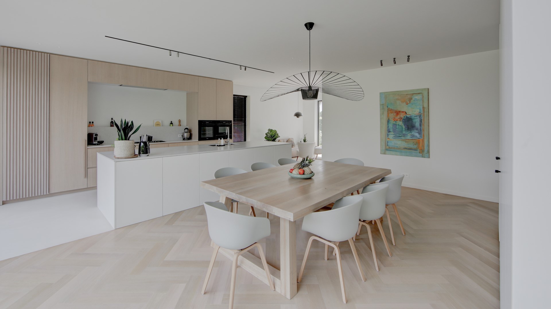 interieur eetkamer bij keuken