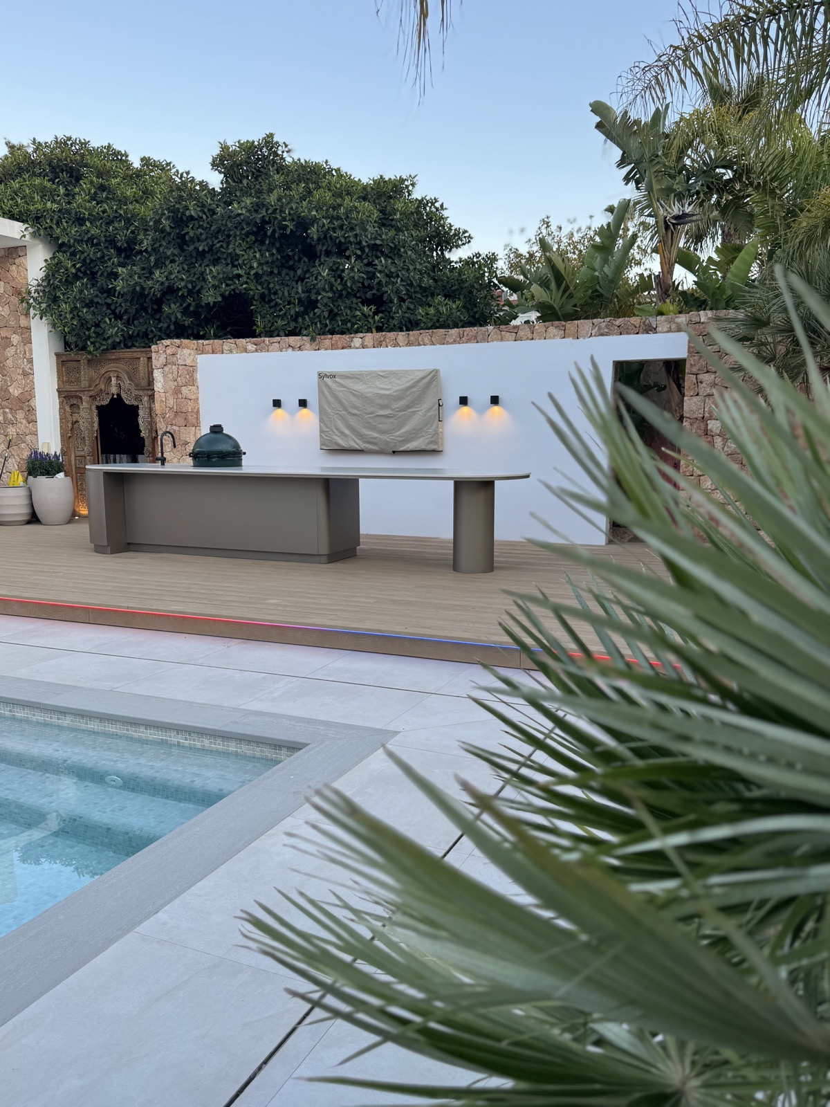 luxe tuin met buitenkeuken