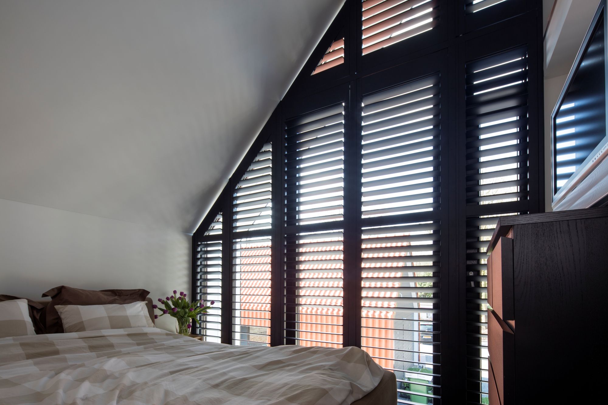 slaapkamer met shutters