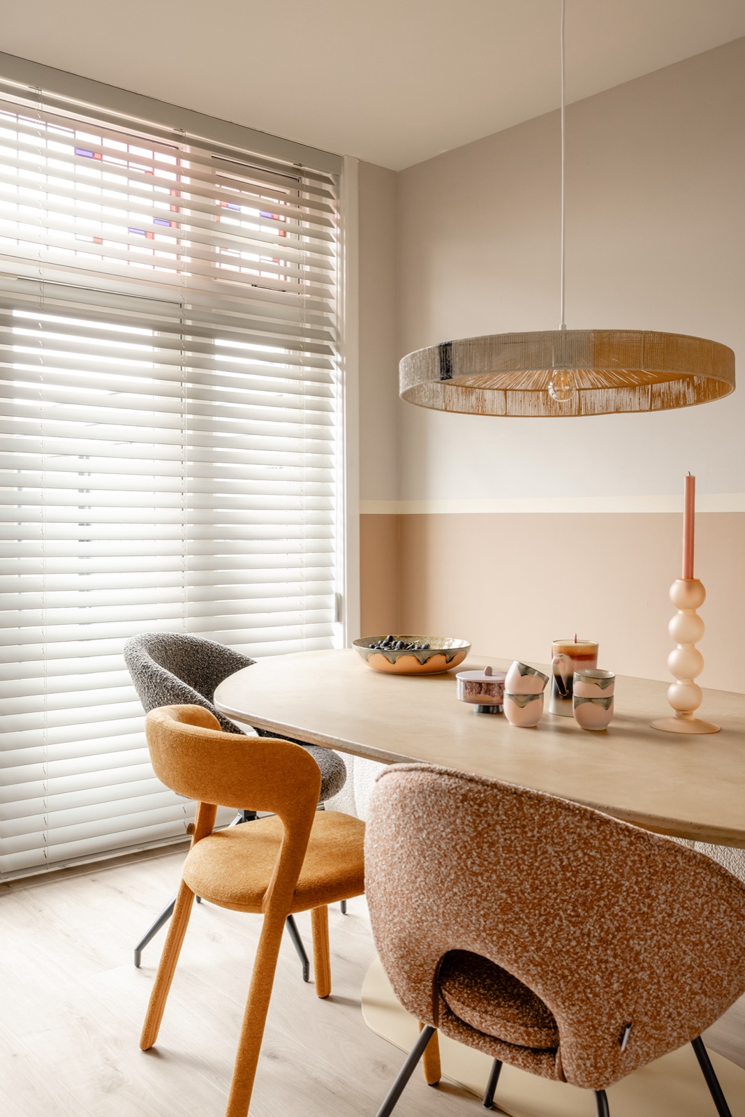eettafel met houten jaloezieën