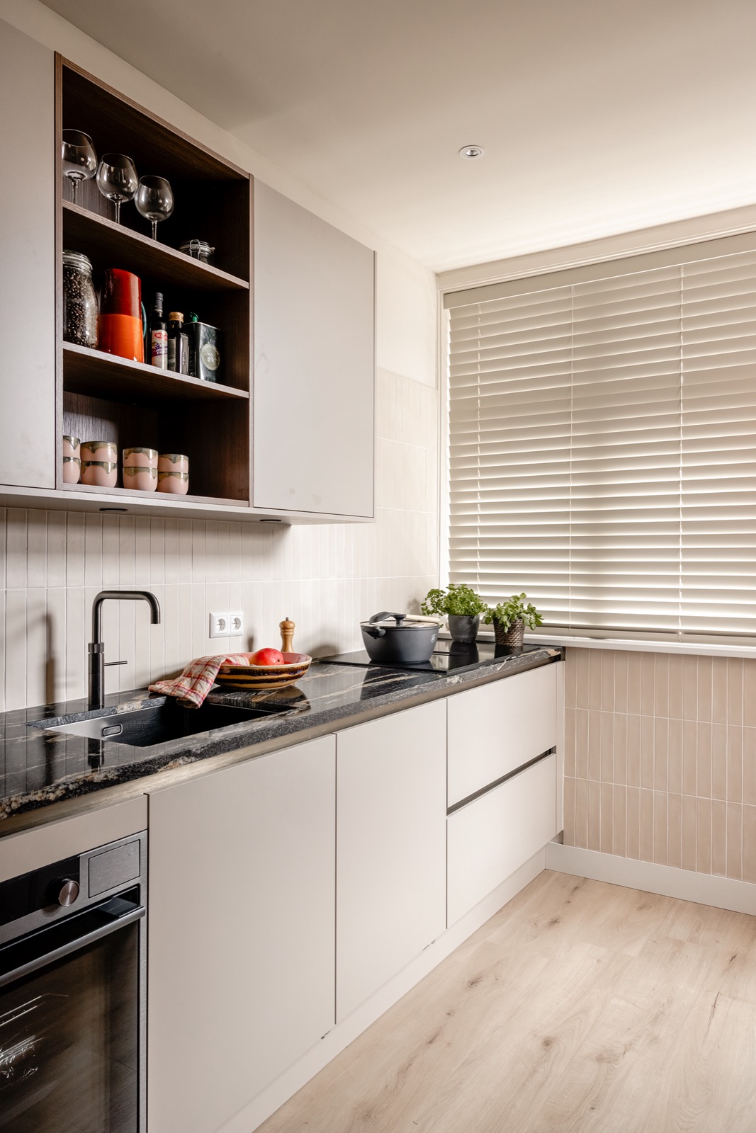 keuken met luxe jaloezieën