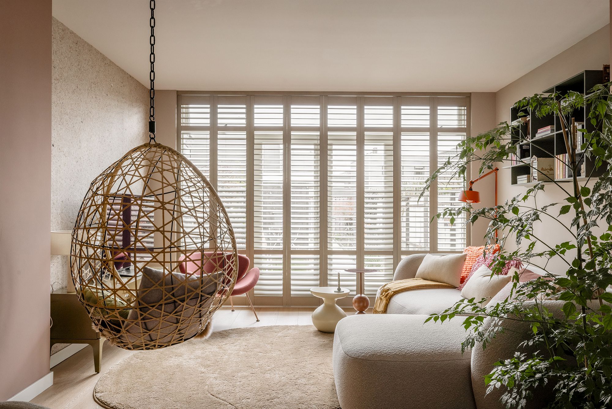 moderne woonkamer met shutters