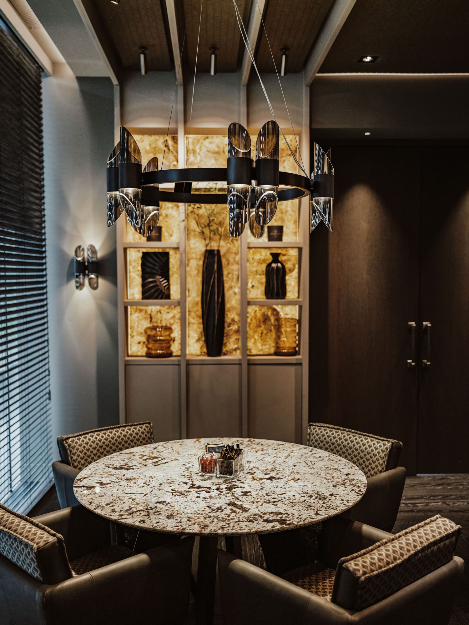 zittafel met stoelen en luxe hanglamp