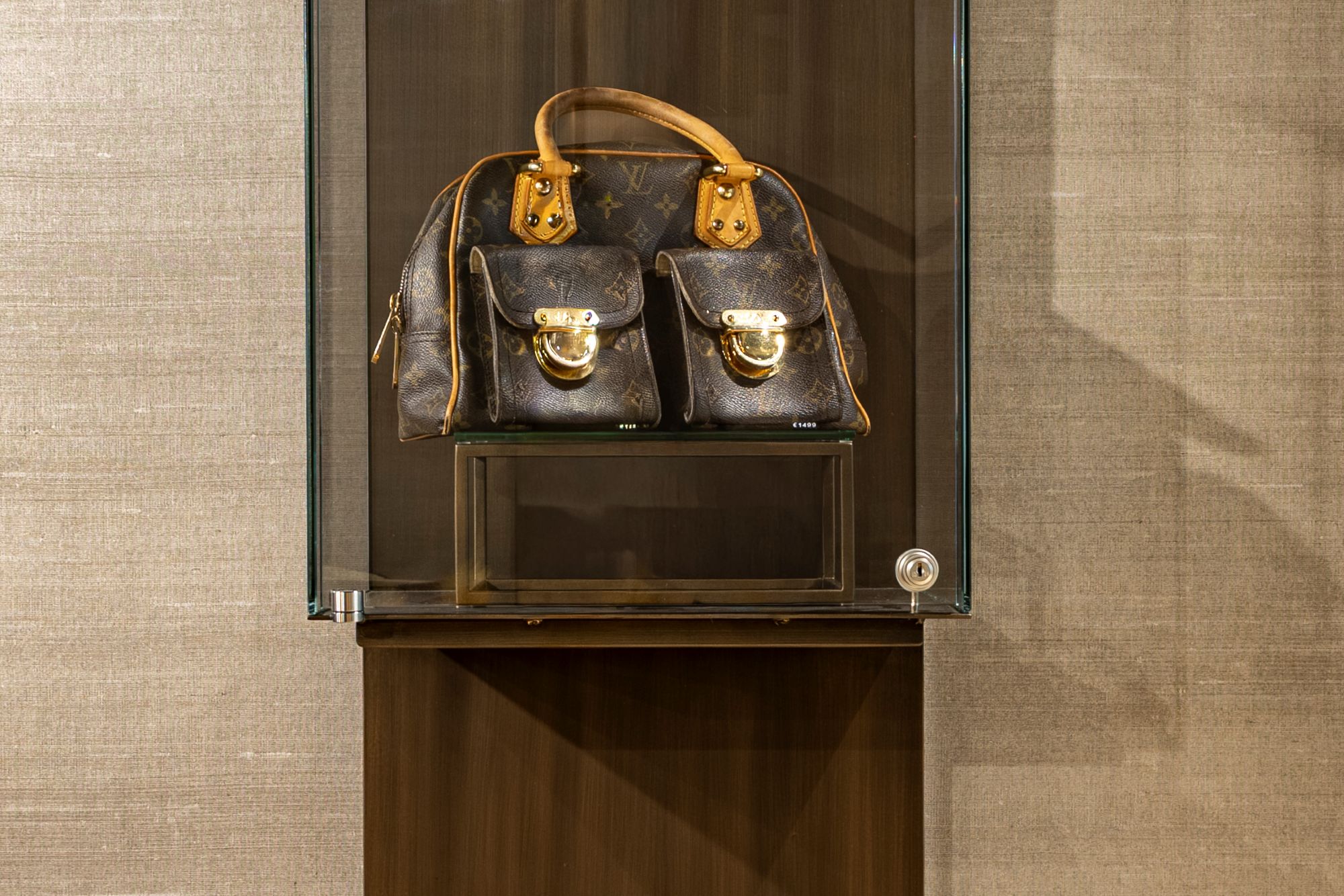 display met metaalafwerking
