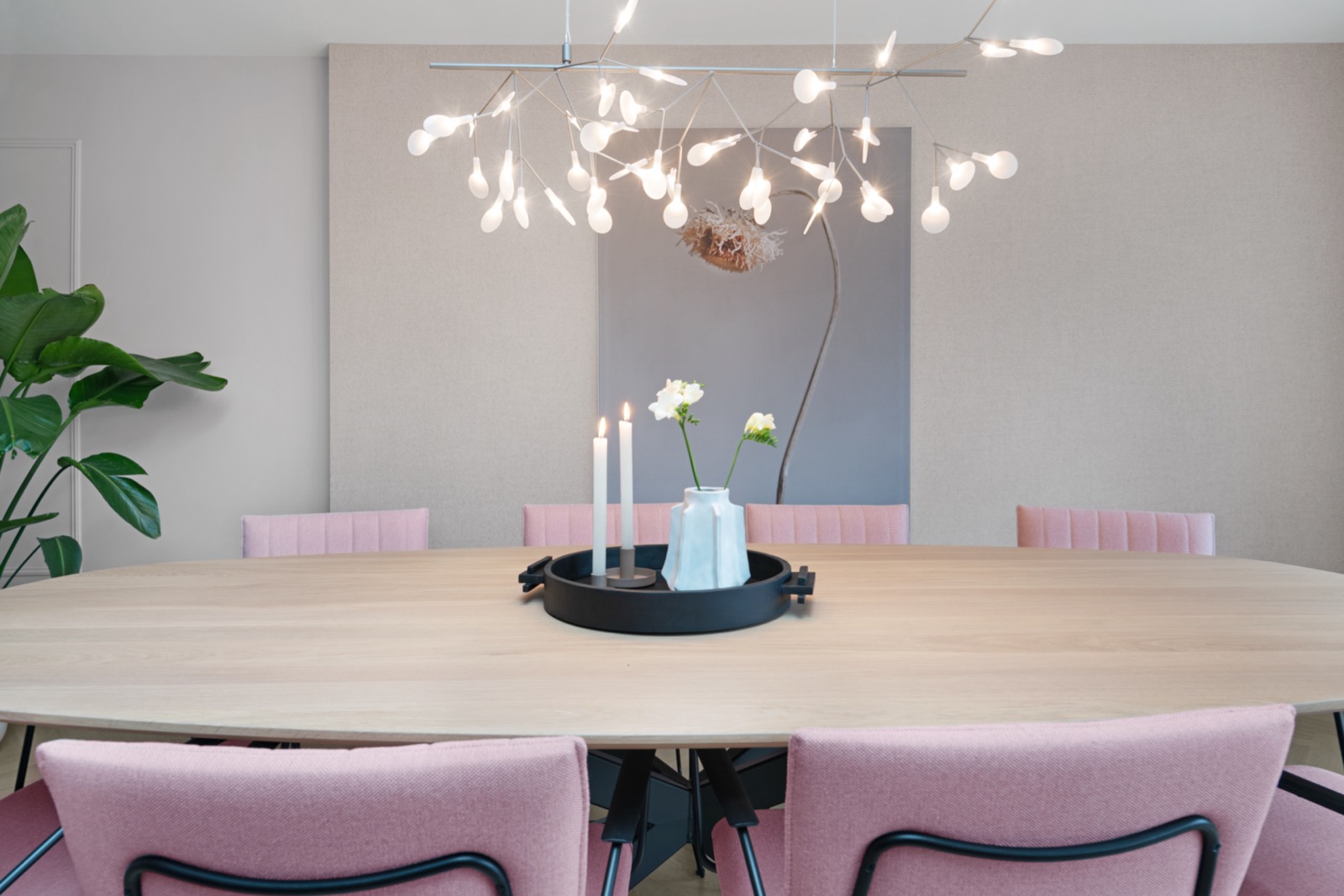 eetkamer met luxe eettafel en stoelen