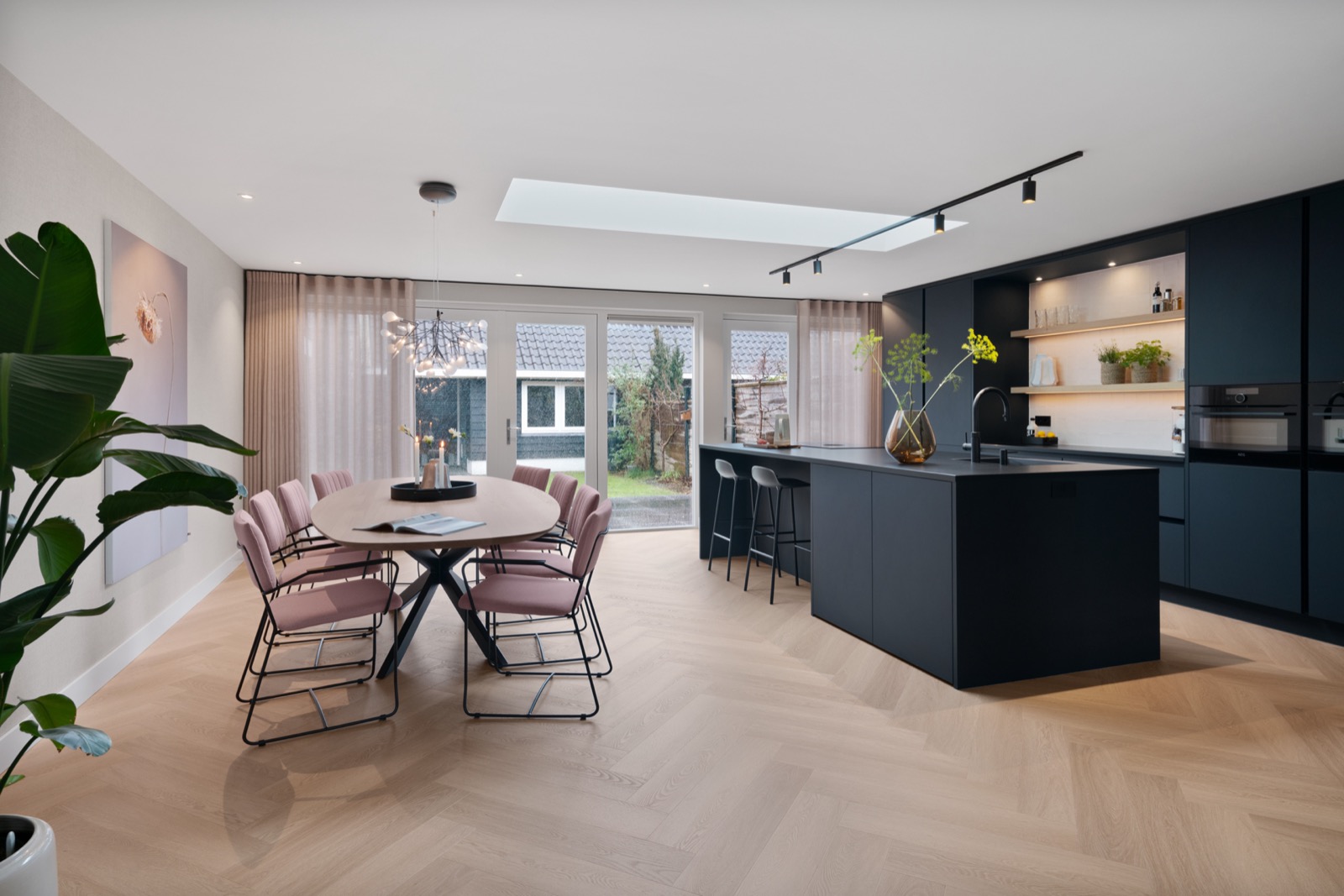 luxe keuken inrichting met eettafel