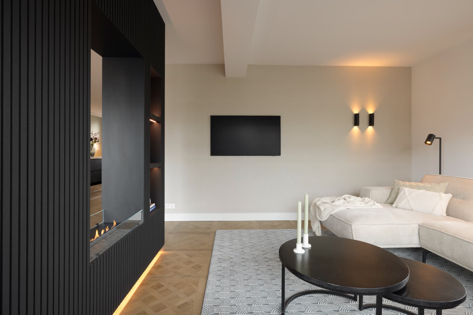 zwarte kast woonkamer