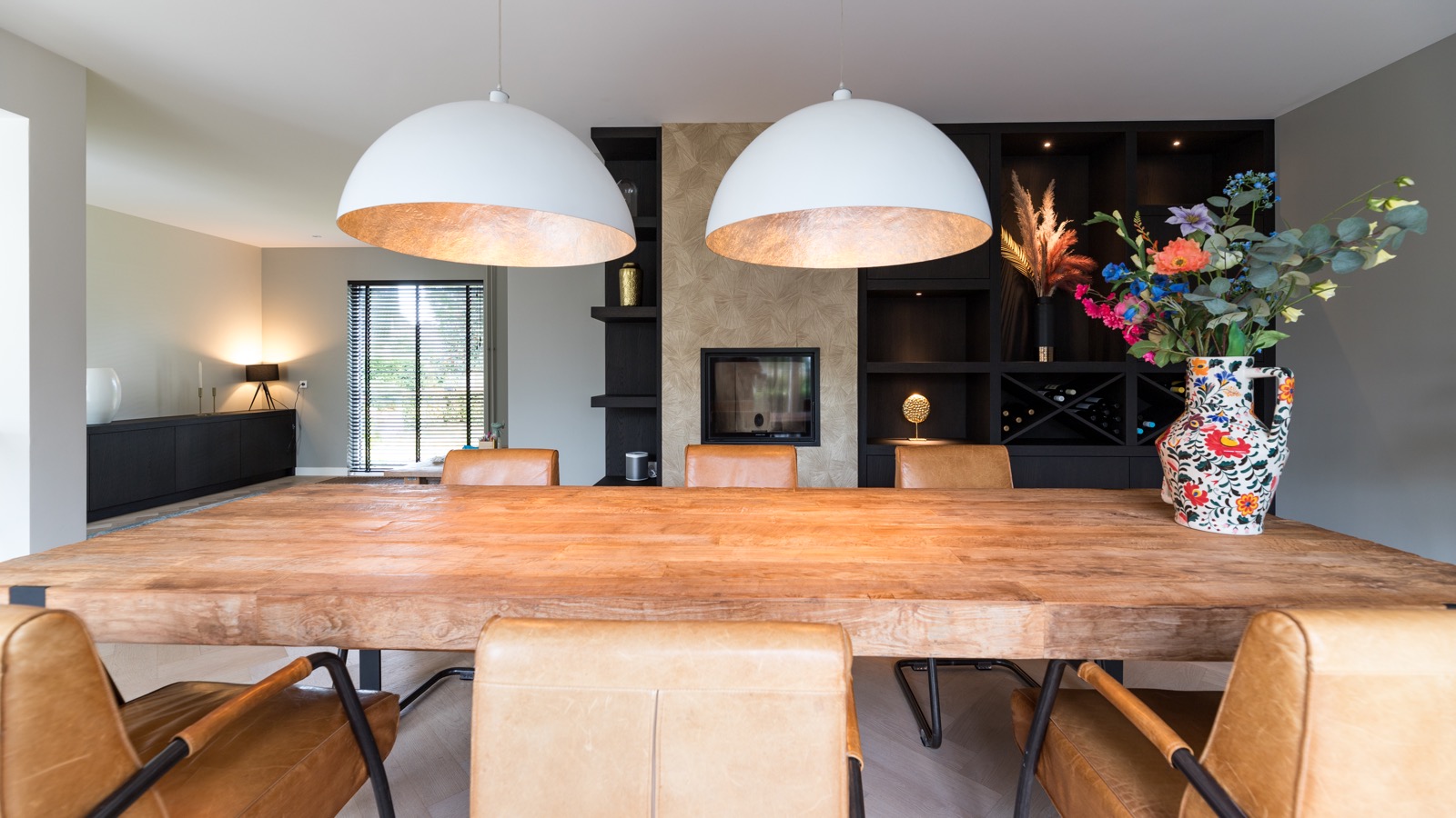 eetkamer met luxe wandkast