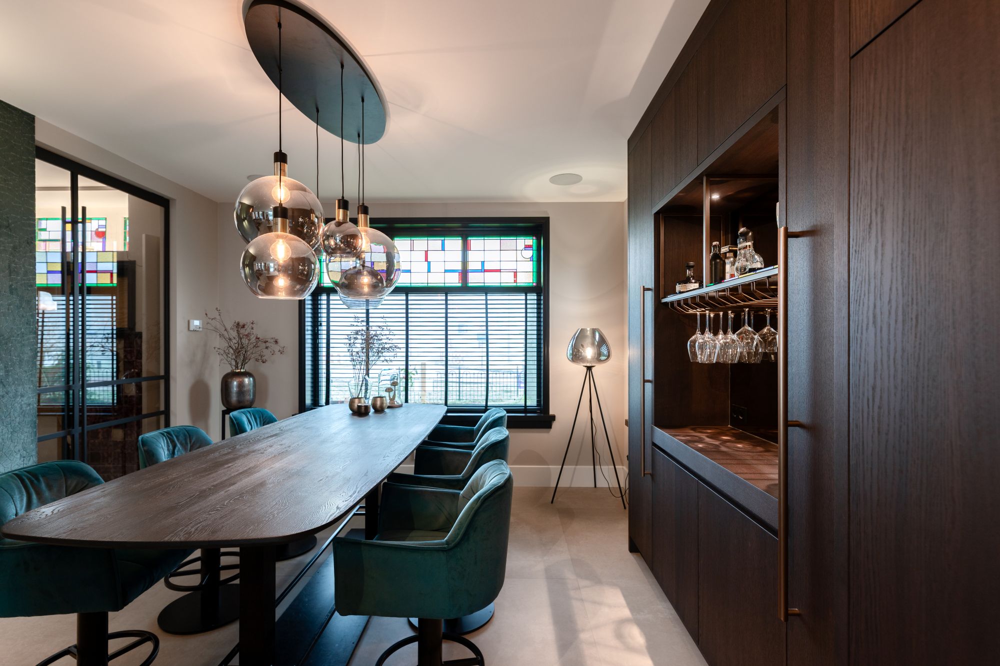 eetkamer met wandkast