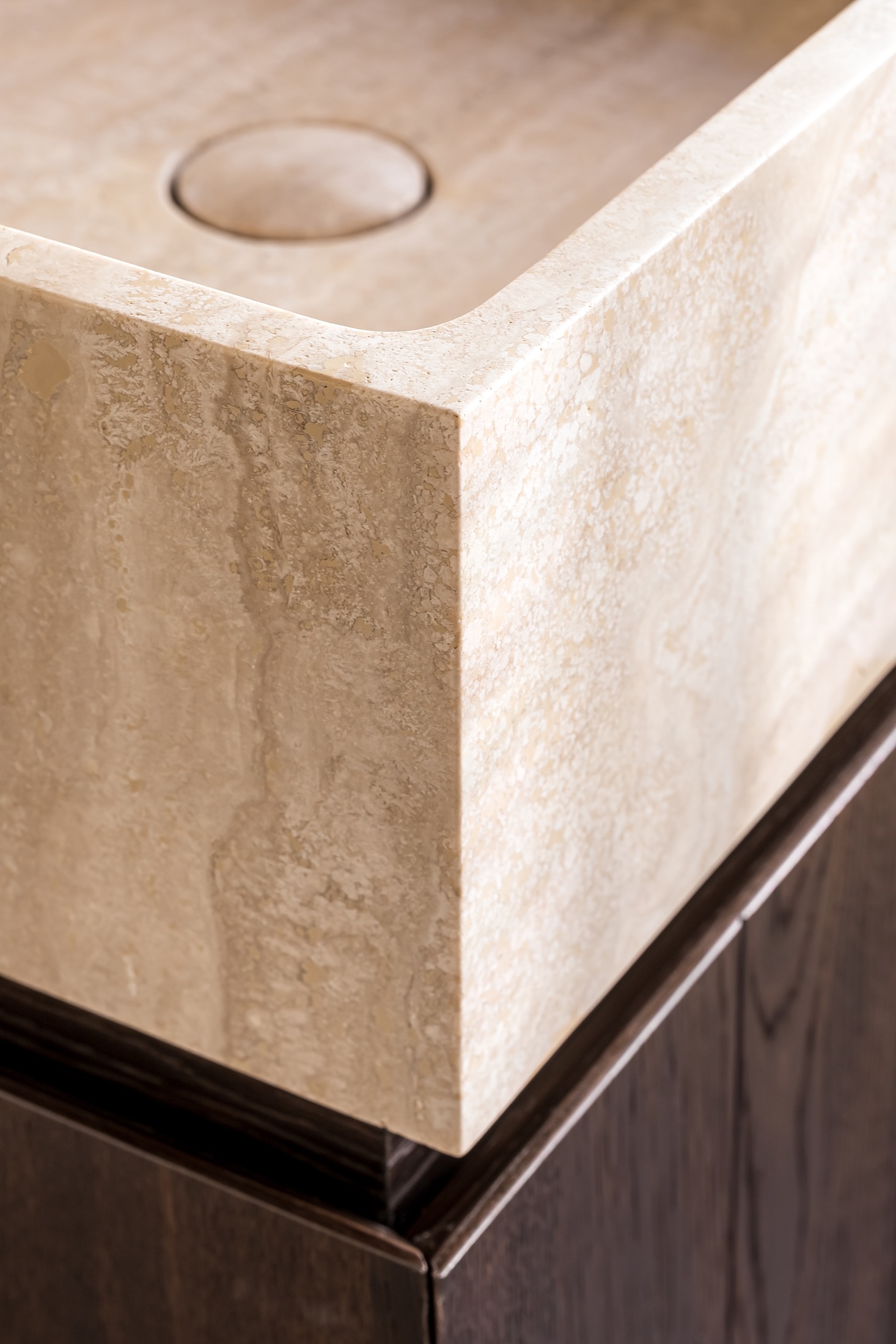 luxe wastafel met natuursteen