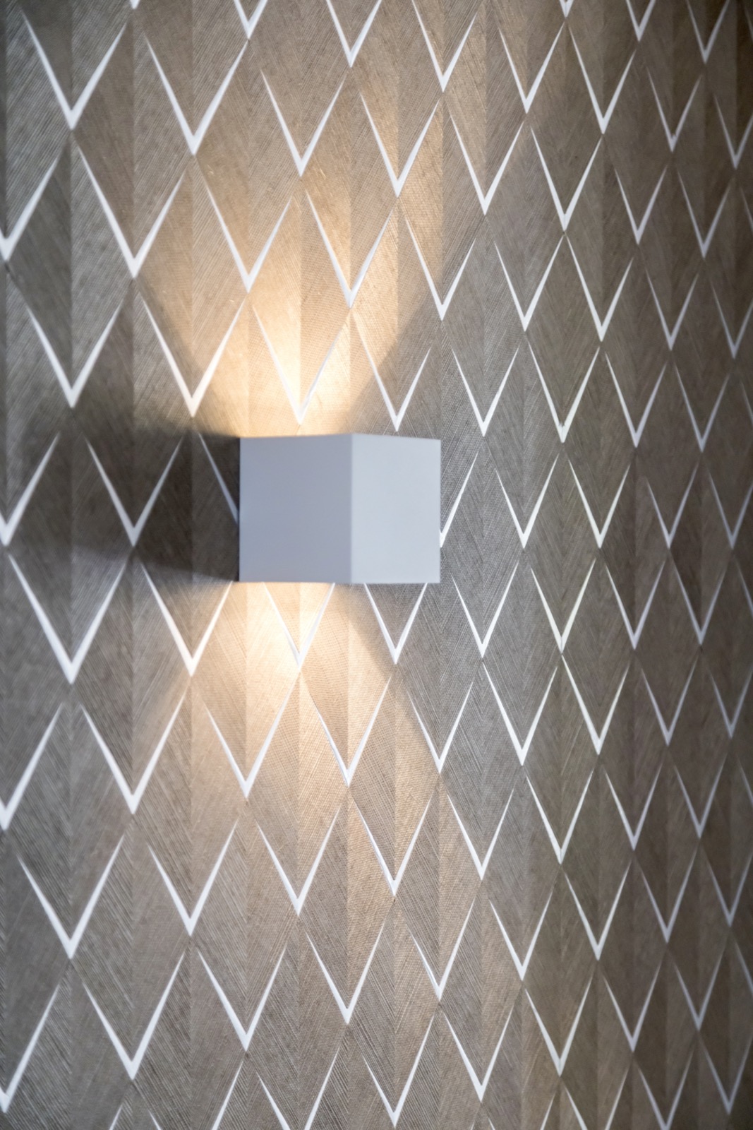 wand met luxe behang en wandlamp