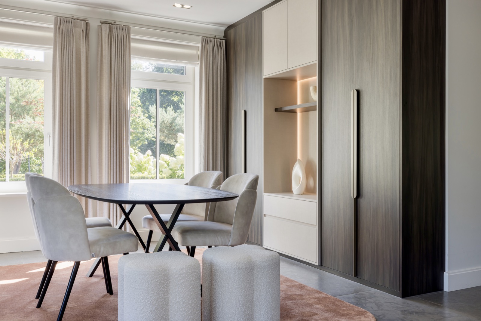 luxe eettafel met zitstoelen