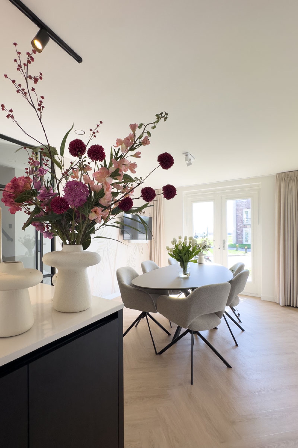 eetkamer met luxe meubels