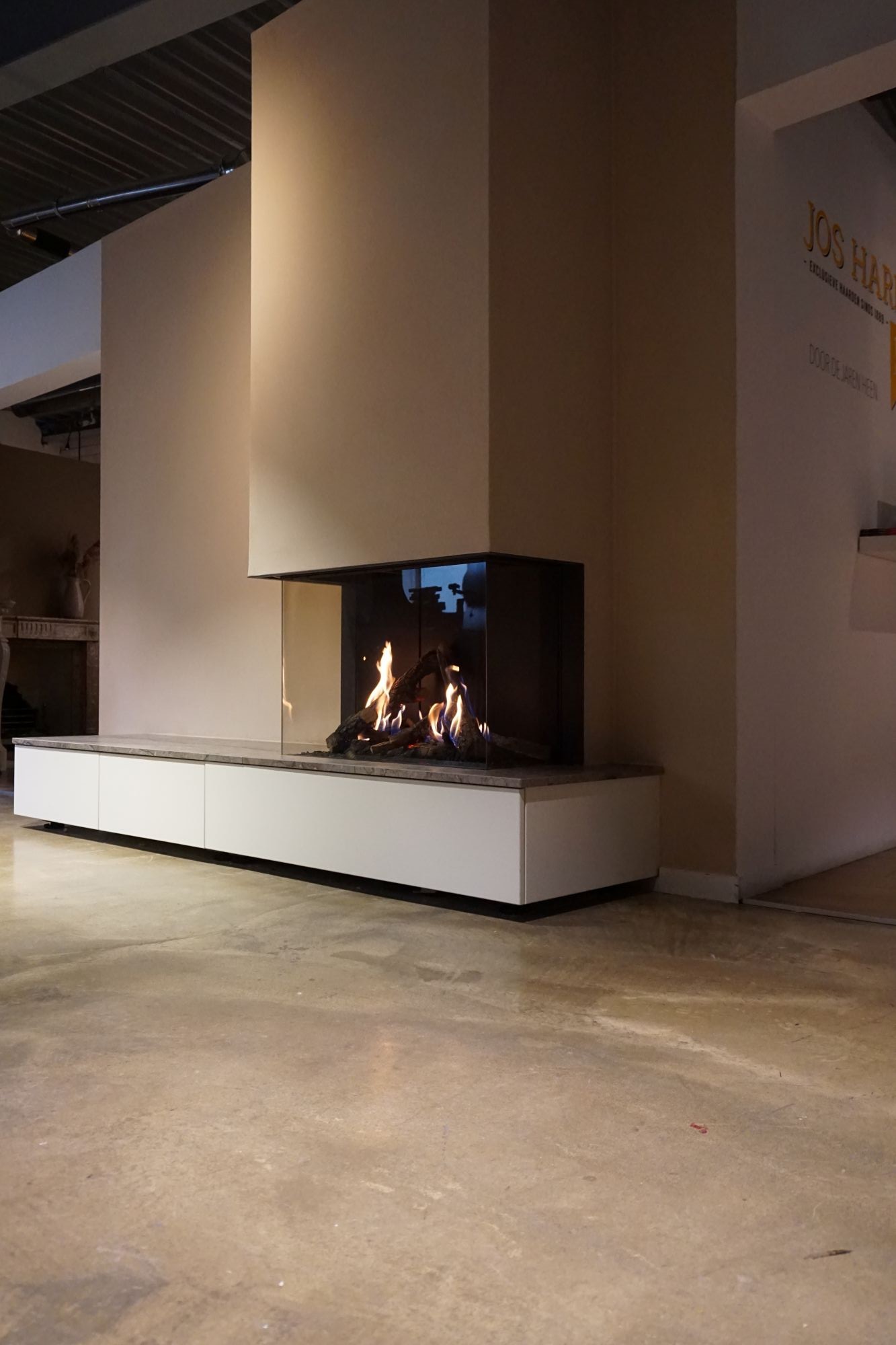 gashaard in showroom