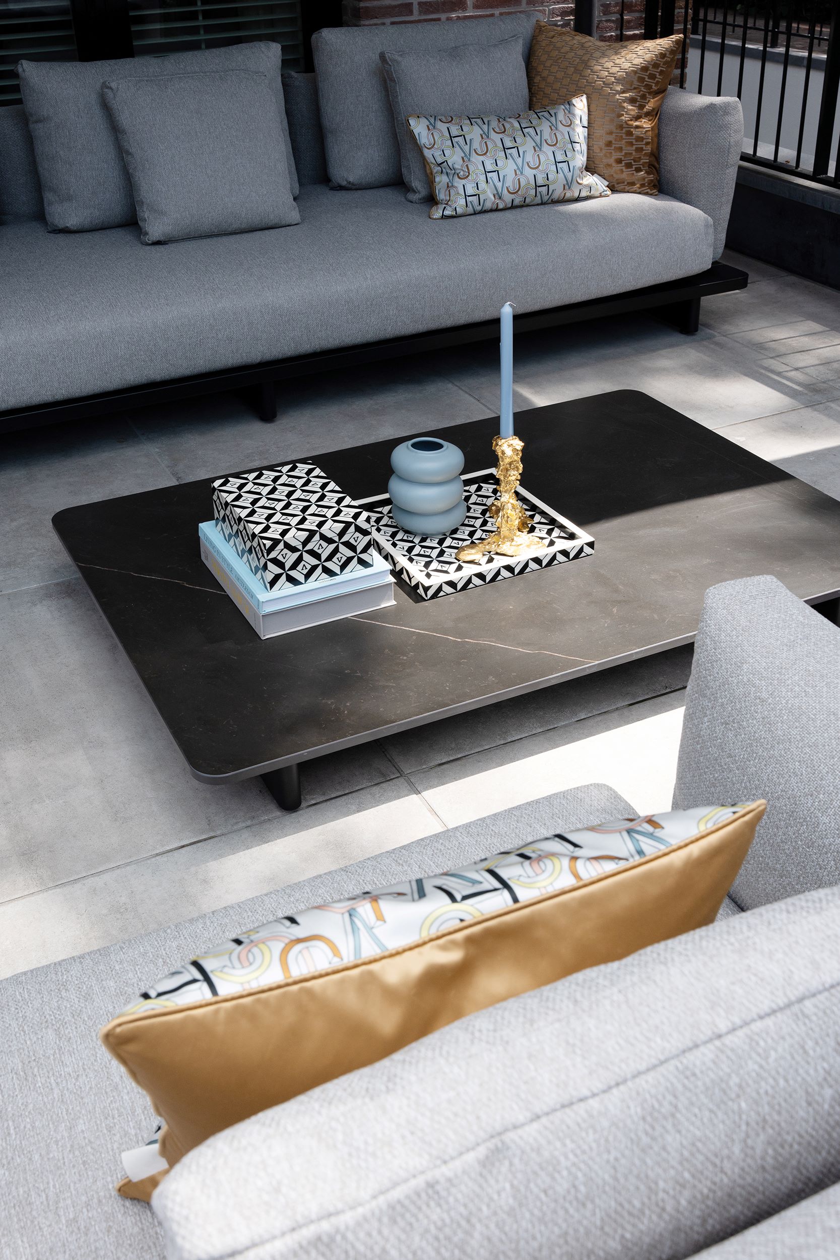 tafel bij loungeset