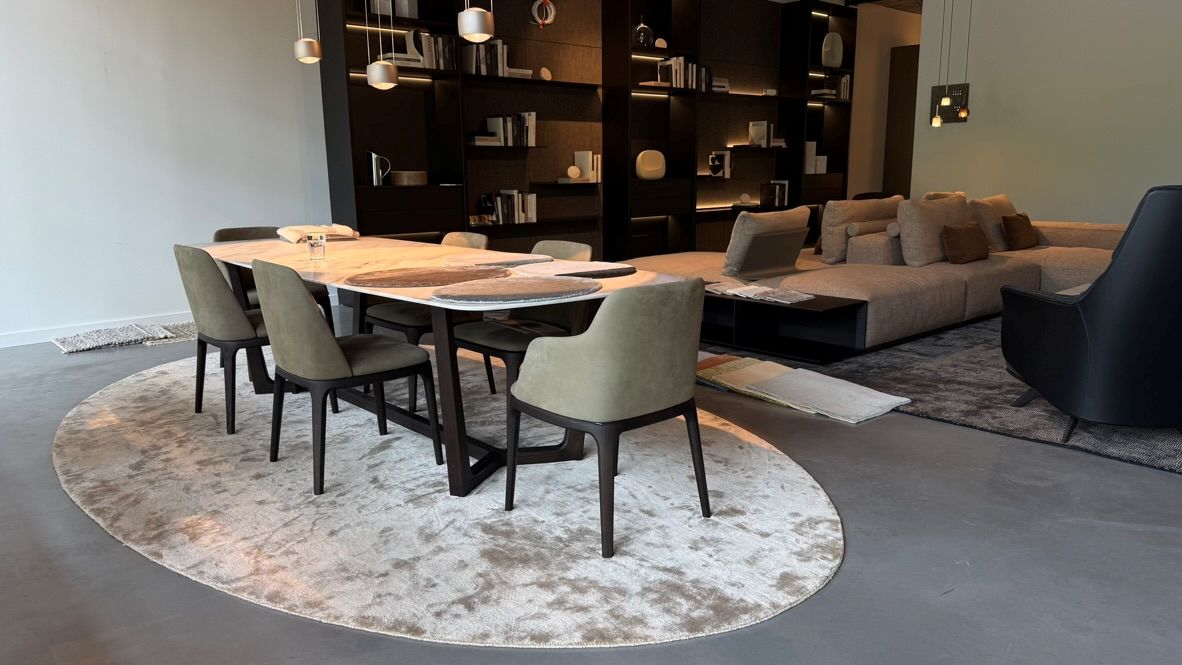 eettafel met vloerkleed