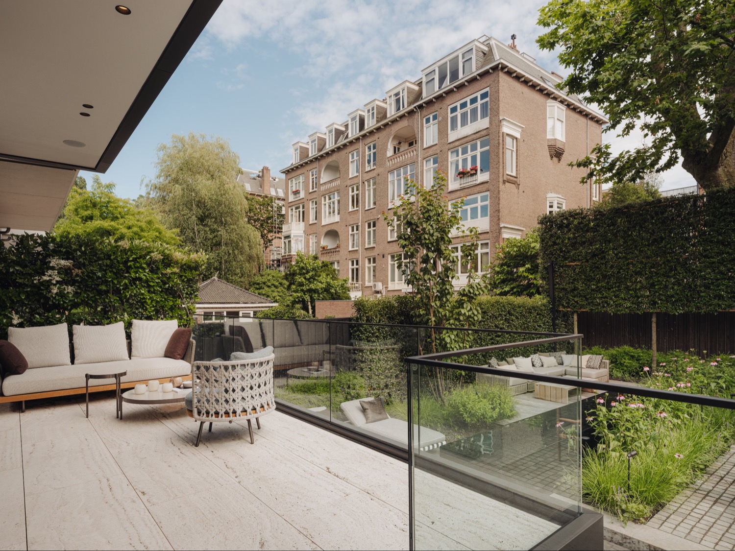terras met tuinmeubels