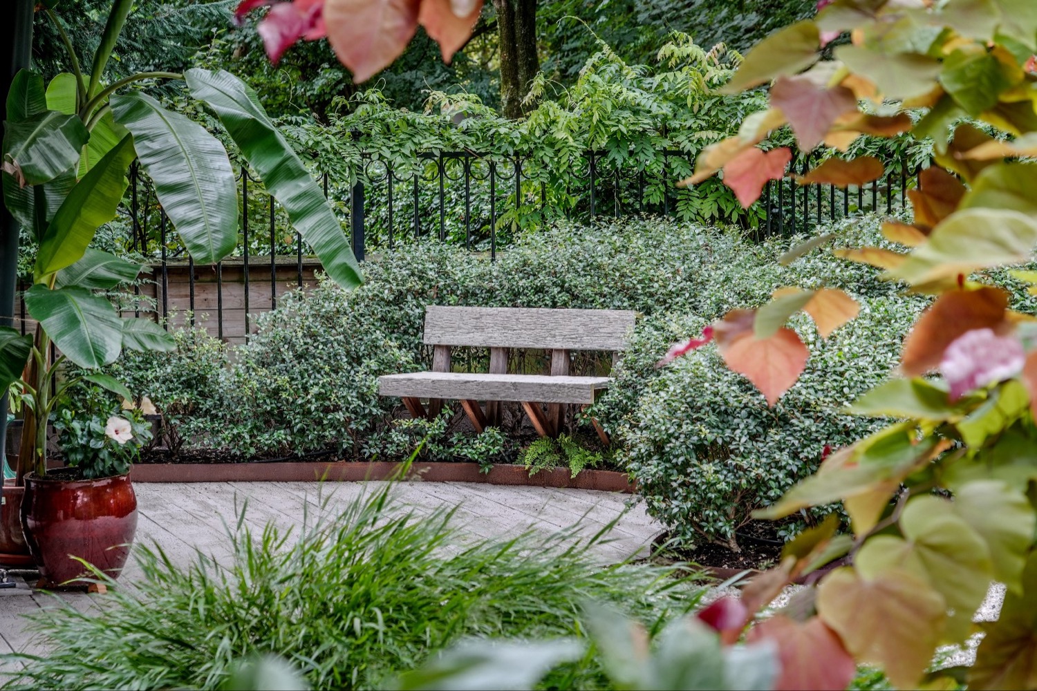 bankje in stadstuin