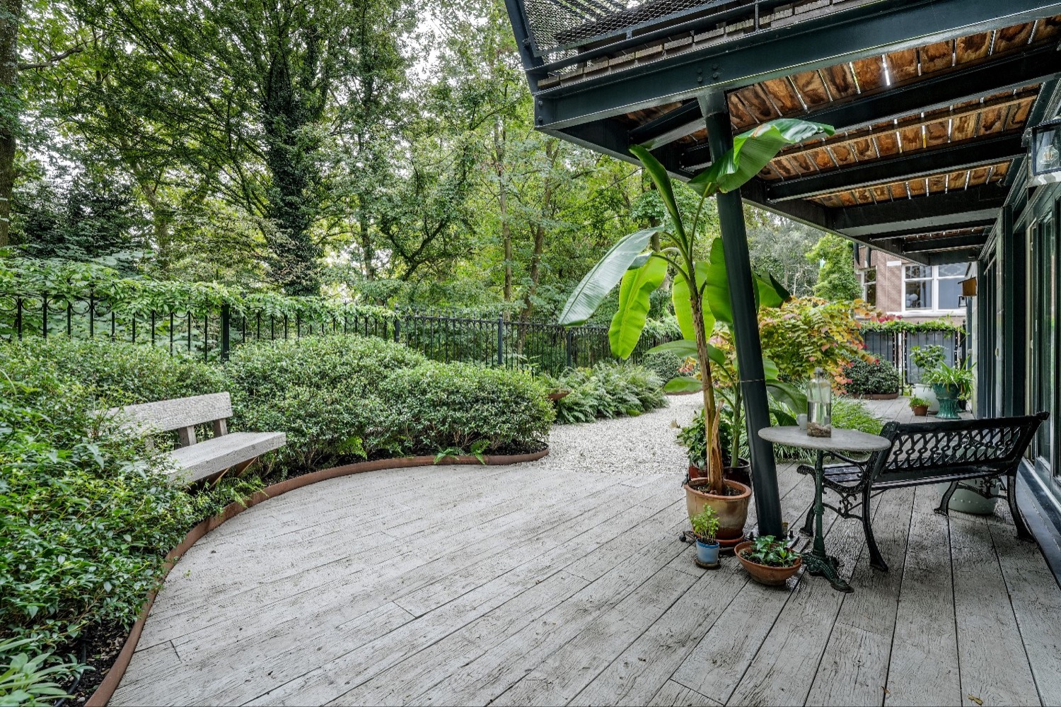 houten terras bij stadsvilla