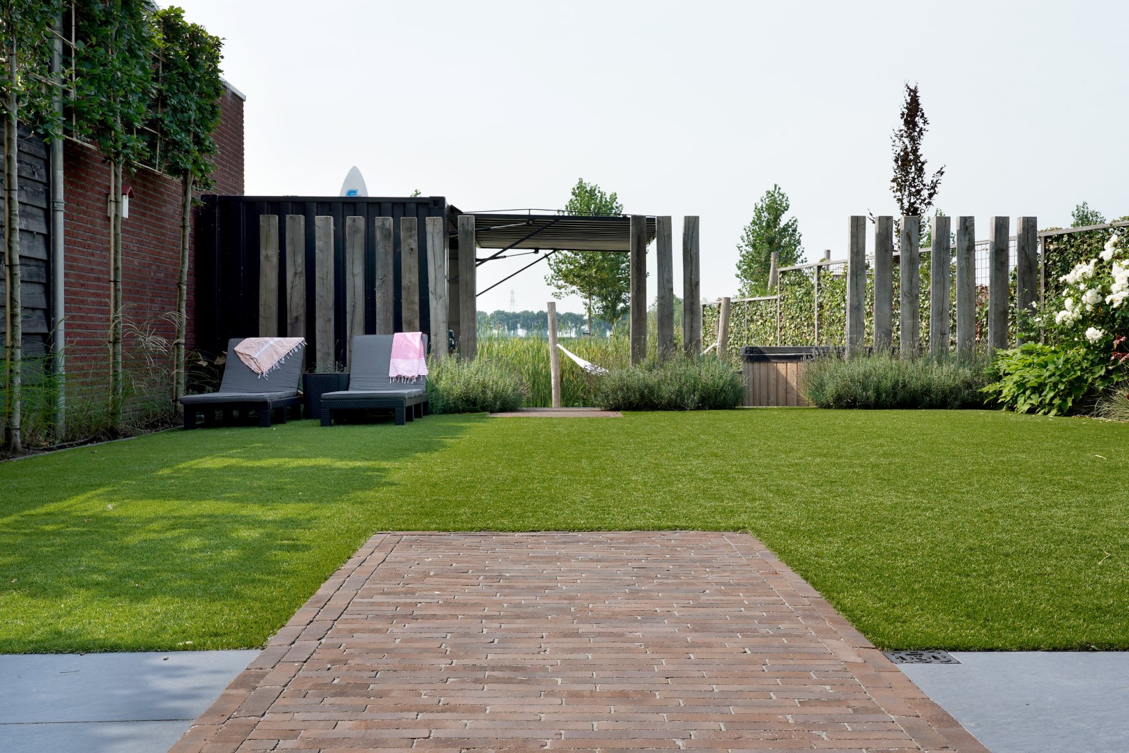 gazon met ligstoelen