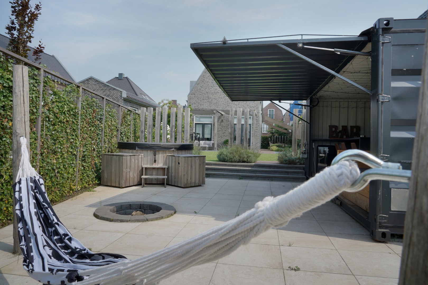 terras met jacuzzi