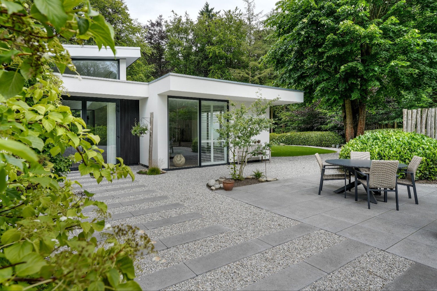 terras met tuinmeubels