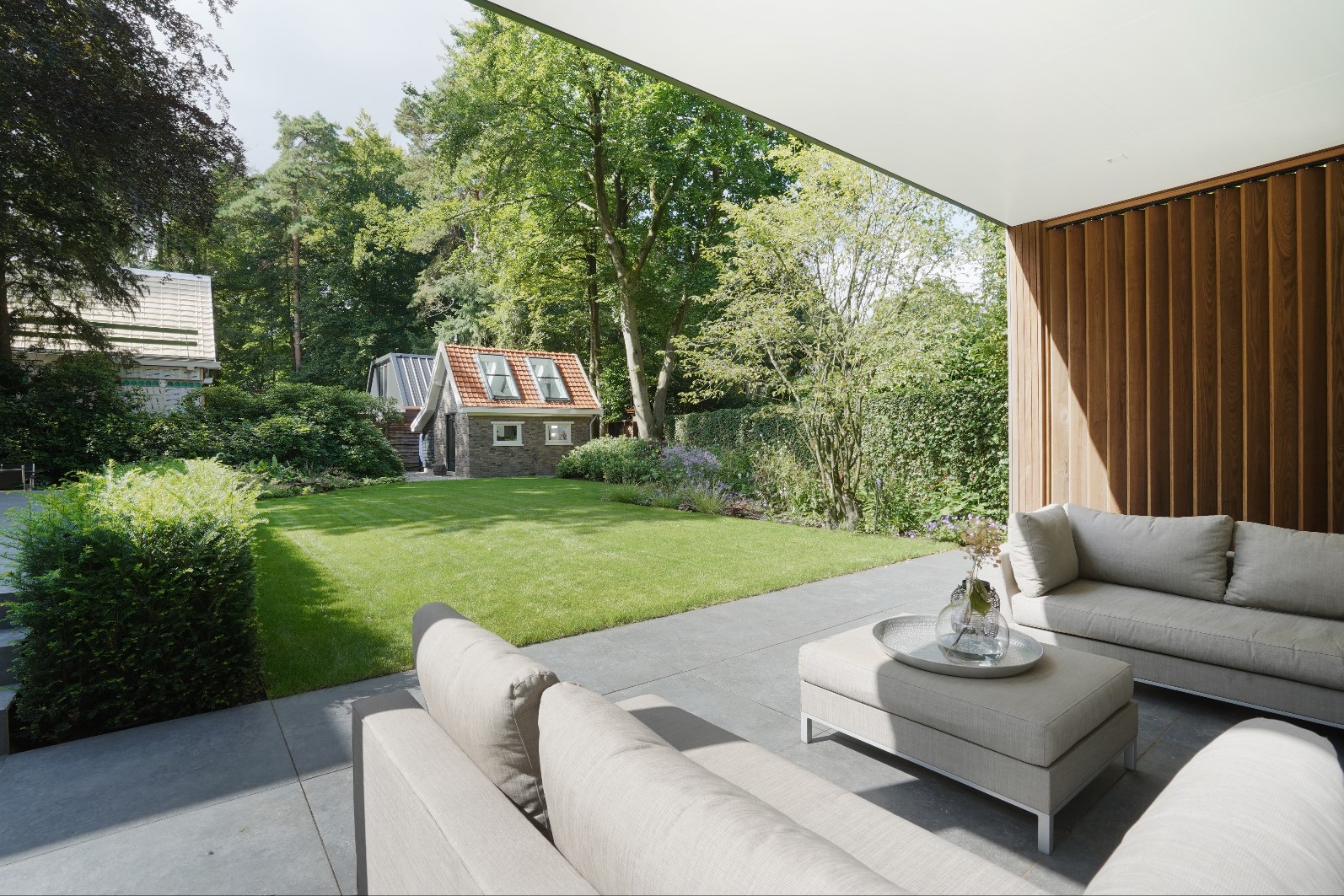 overkapping met tuinmeubels