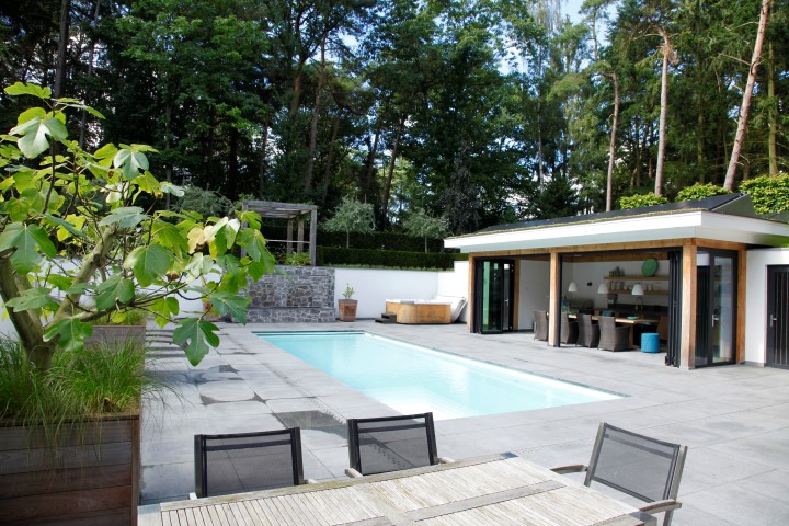 zwembad met poolhouse
