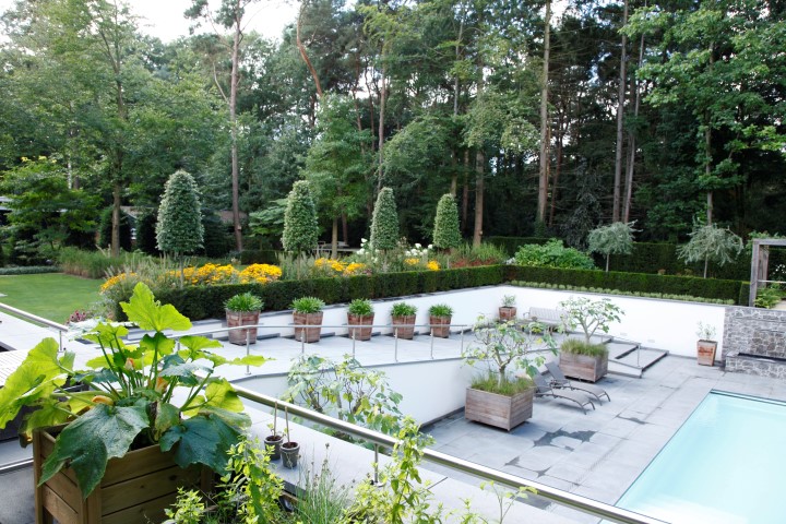 terras bij zwembad