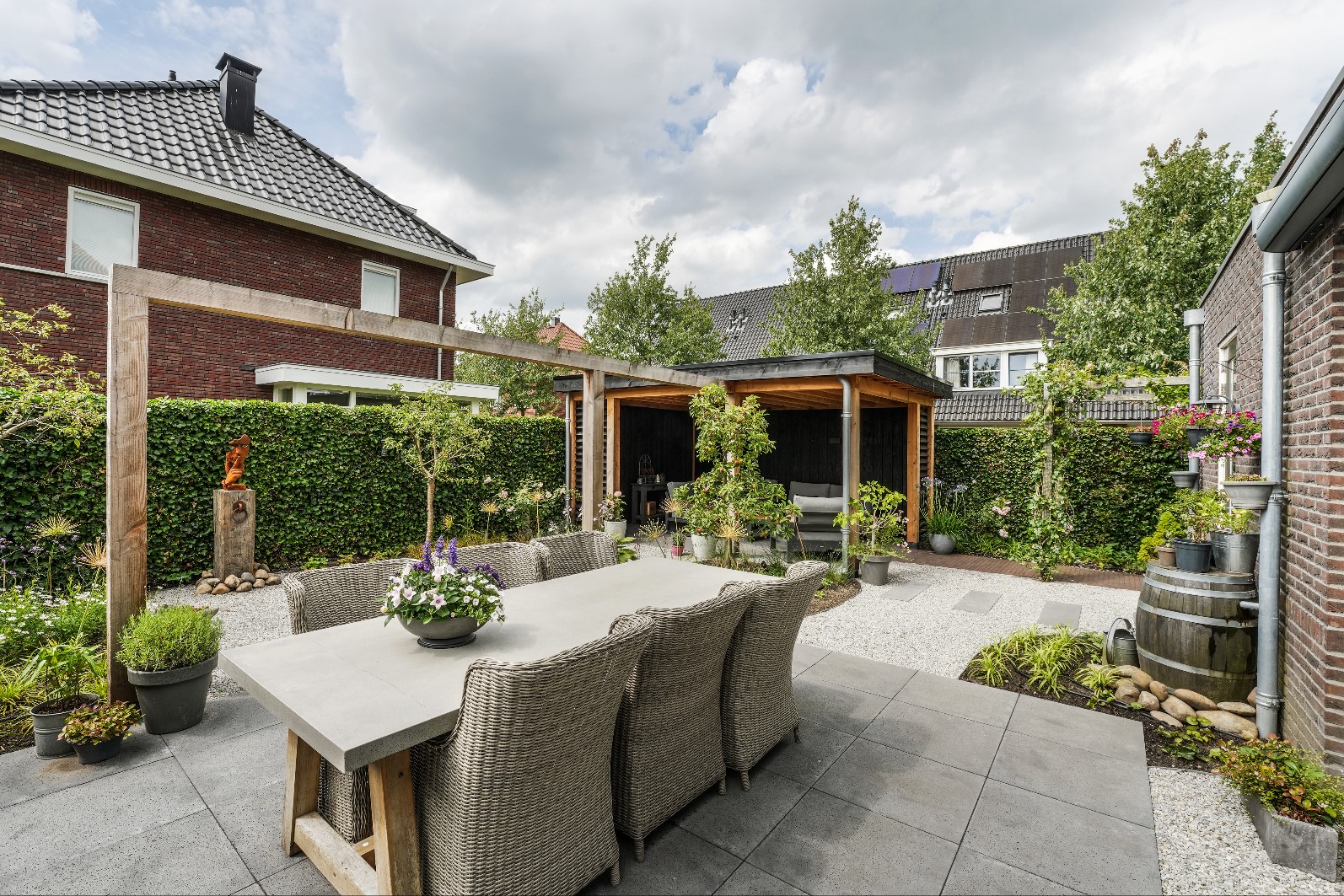 terras met tuinmeubels