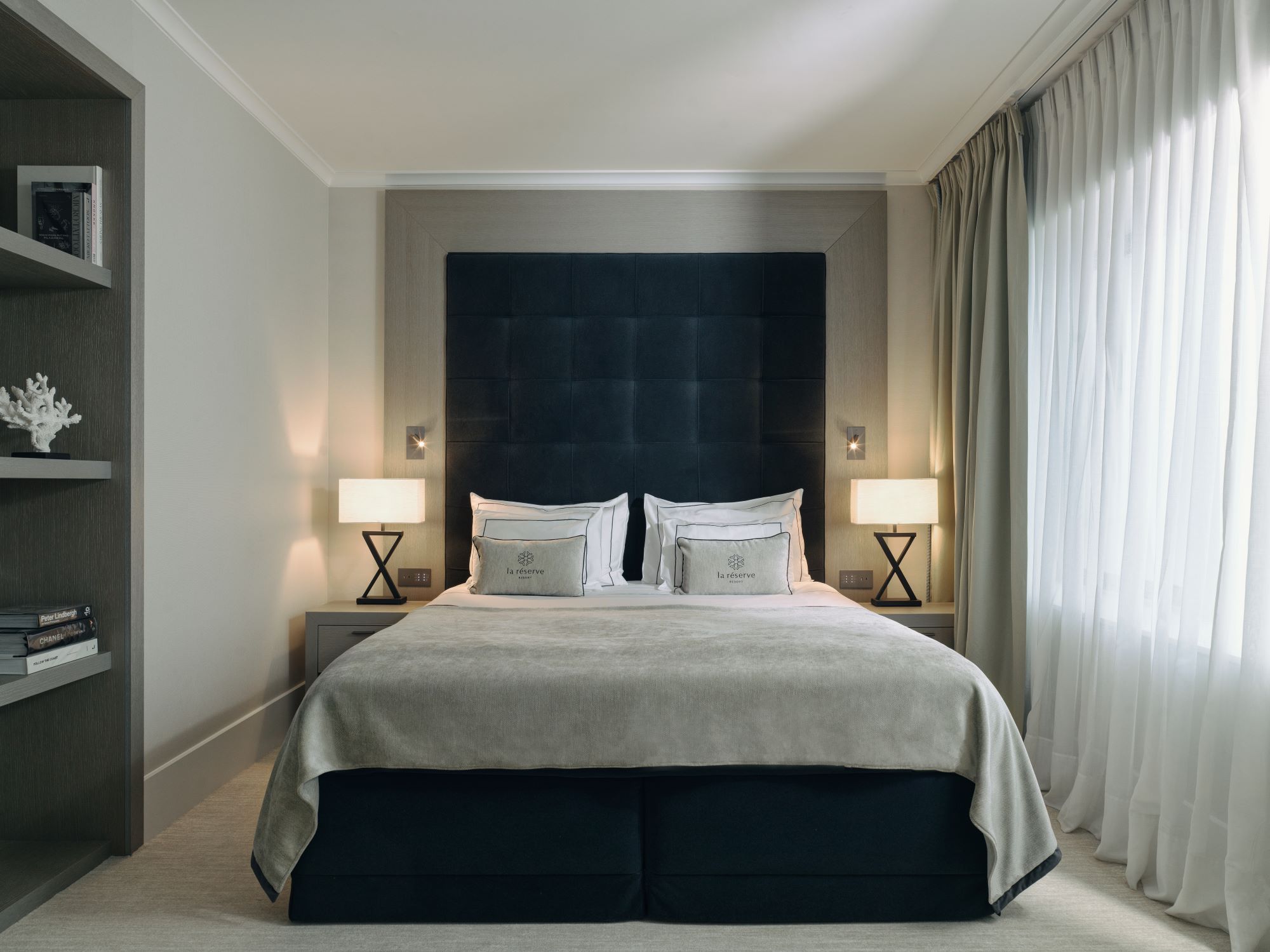 interieur hotelkamer met bed