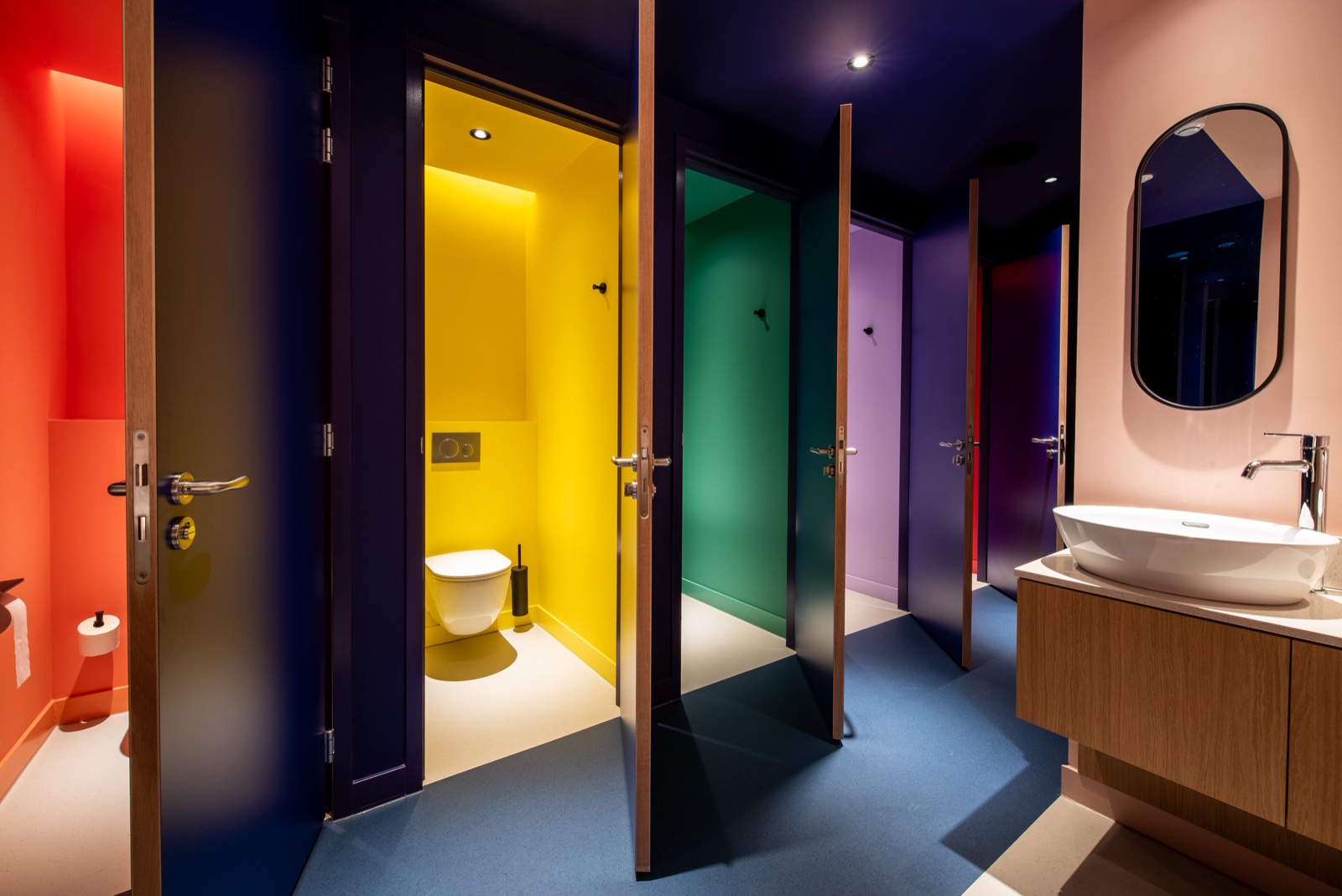 luxe toiletten met design wastafel